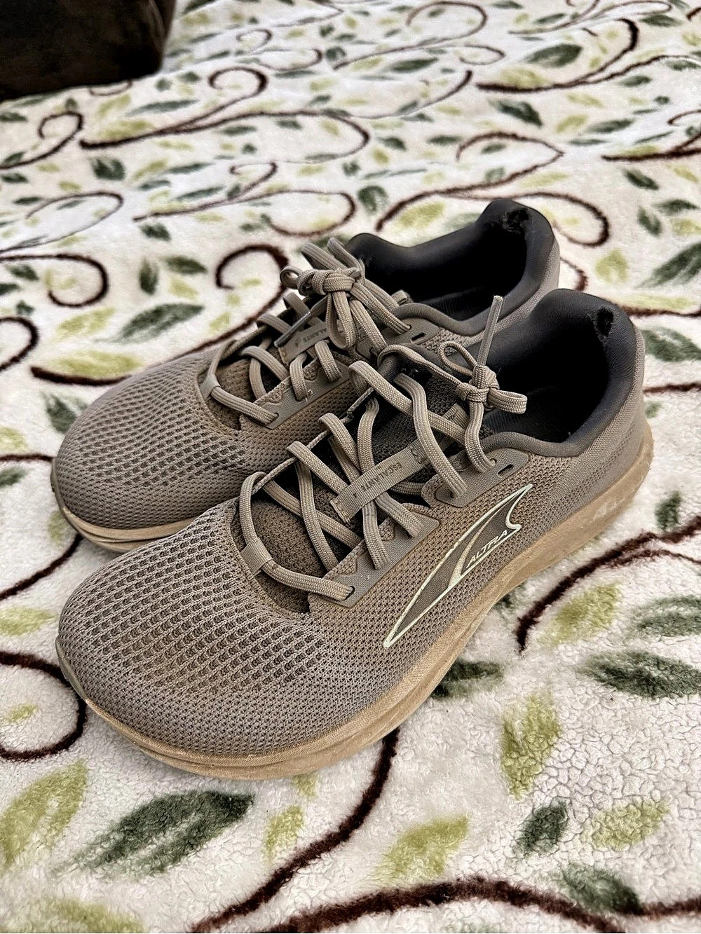 Altra Escalante 4 Women's Sneakers in Grey